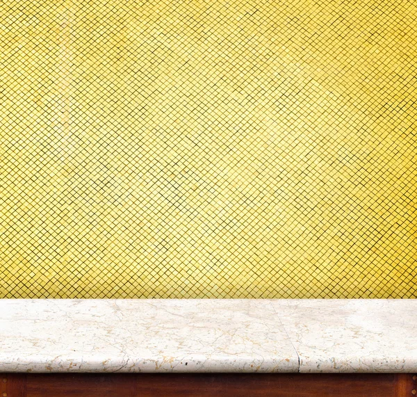 Tampo de mesa de mármore vazio na parede de azulejos de mosaico dourado, Template mock — Fotografia de Stock