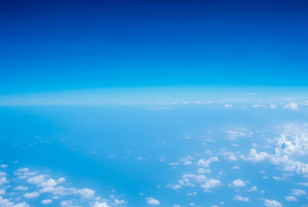 Вид с воздуха на голубое небо и облако , — стоковое фото