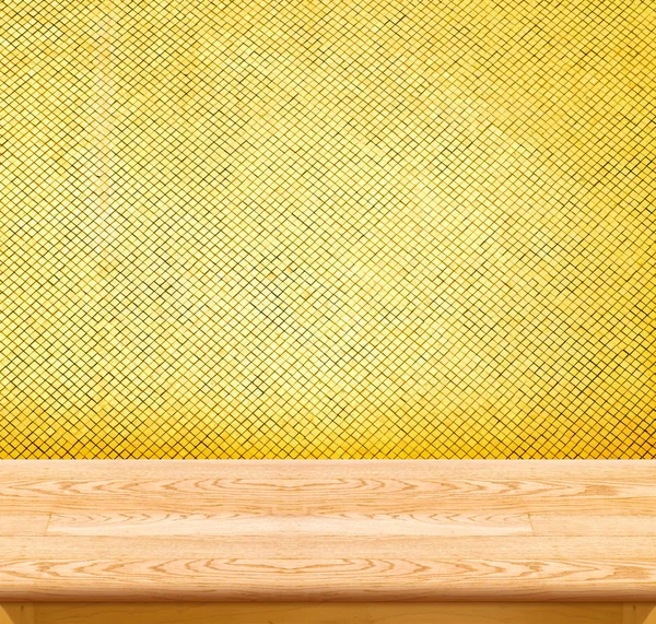 Tapa de tabla de madera vacía en la pared de azulejos de mosaico dorado, simulacro de plantilla —  Fotos de Stock