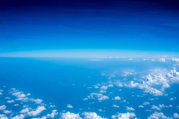Mavi gökyüzü ve uçak penceresinden bakış bulut Top havadan görünümü, — Stok fotoğraf