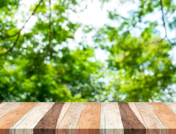 Table de perspective vide avec forêt d'arbres vert flou, Modèle — Photo