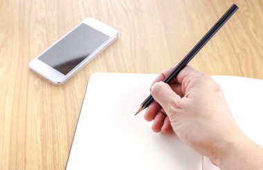 Siyah kalem tutan ve boş açık defter WIT Tarih yazma el