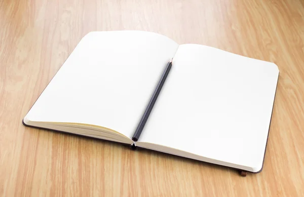 Notebook aberto em branco com lápis preto na mesa de madeira, Business tem — Fotografia de Stock