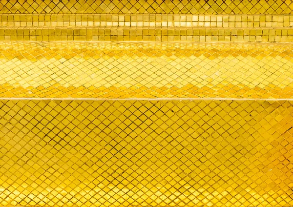Глянцева золота мозаїчна стіна з плитки, фон з текстури — стокове фото