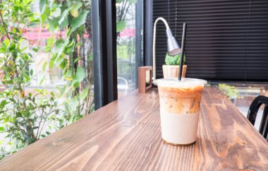 ahşap masa olarak buzlu kahve