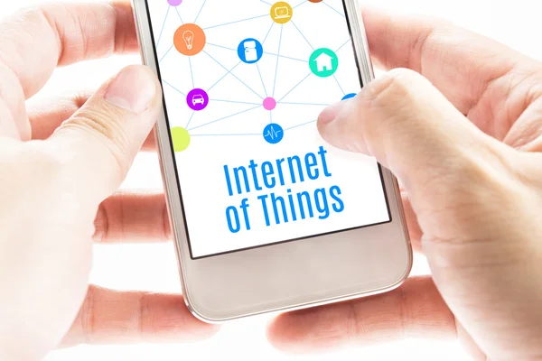 İki el holding smartphone şeyler wor Internet ile kapatmak