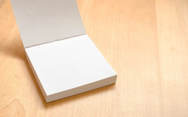 Κενό άσπρο σημειωματάριο στο ξύλινο τραπέζι — Φωτογραφία Αρχείου