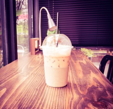 ahşap masa olarak buzlu kahve