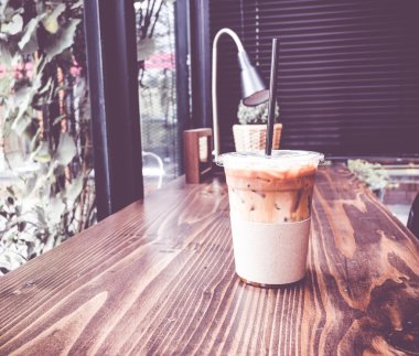 ahşap masa olarak buzlu kahve