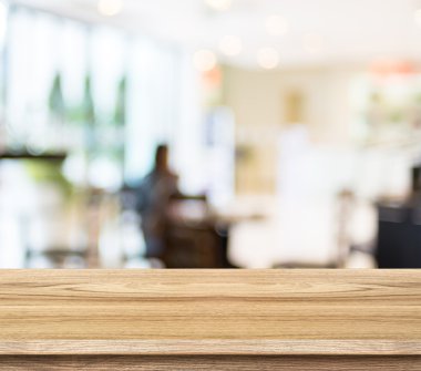 Boş ahşap masa ve bulanık Cafe