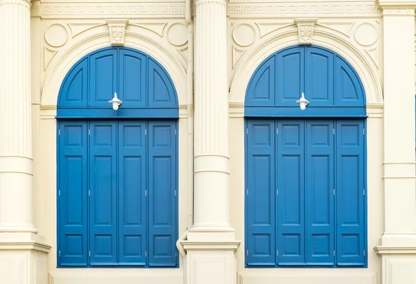 Блакитні двері з римським — стокове фото