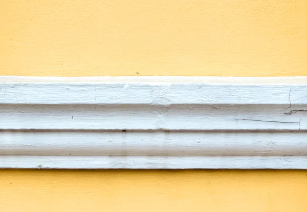 Sarı boyalı beton duvar aşındırmak — Stok fotoğraf