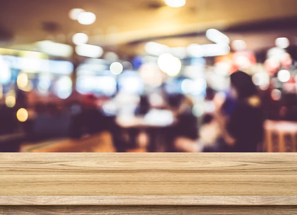 Lege houten tafel en wazig café — Stockfoto