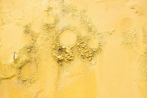 Muro di cemento verniciato erode giallo — Foto Stock