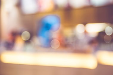 Kafenin arka planı bulanık.