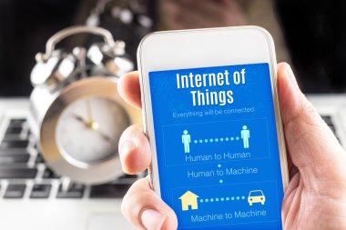 Smartphone tutan iki ellerini kapatın