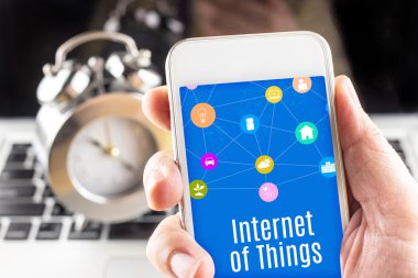 İki el holding smartphone kadar kapatın
