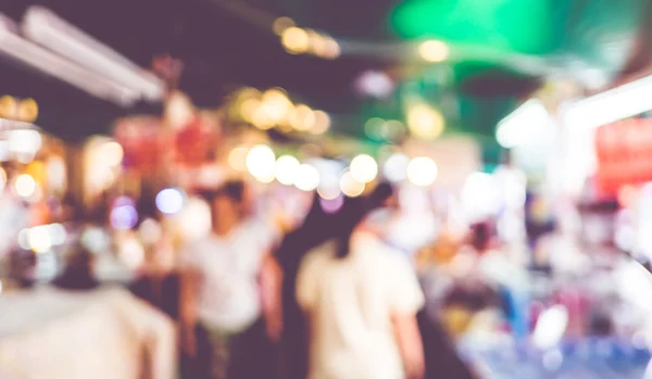 Menschen kaufen auf dem Markt ein — Stockfoto