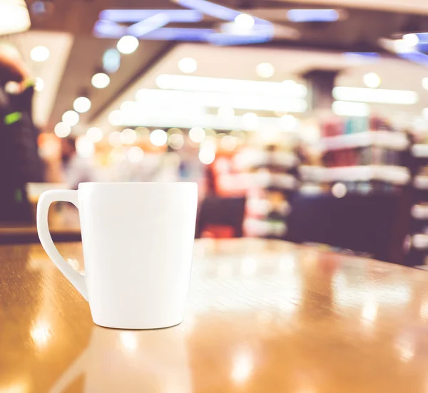 Taza de café blanco en mesa de madera — Foto de Stock