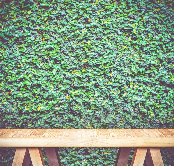 Mesa de madera en el seto verde, maqueta de plantilla para — Foto de Stock
