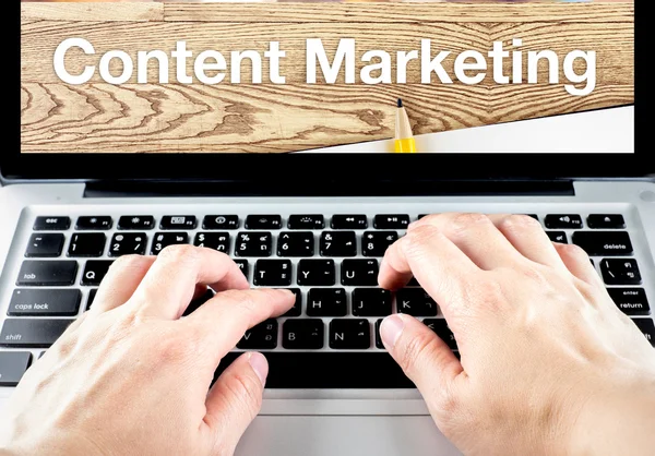 Tipo di mano su laptop con contenuto Marketing — Foto Stock