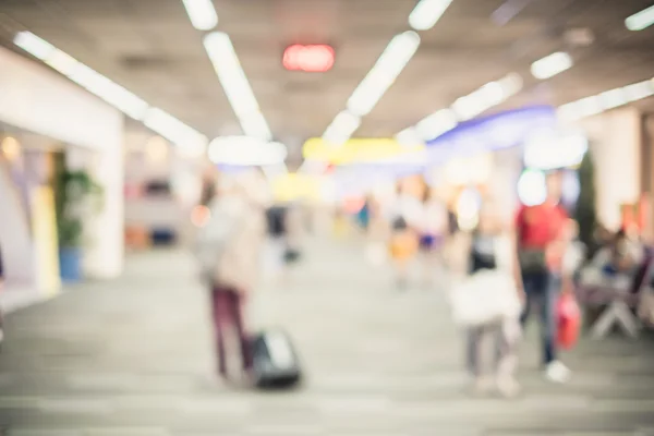 Viajante com bagagem no terminal do aeroporto — Fotografia de Stock