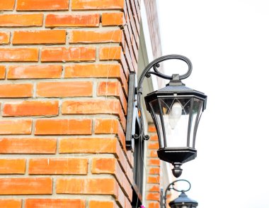 Siyah vintage fener ararken