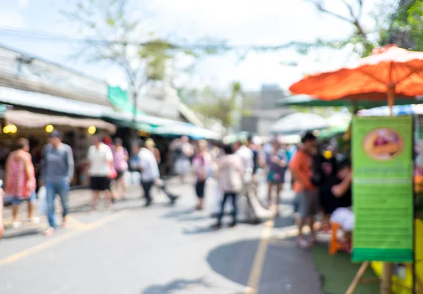 insanlar markette alışveriş