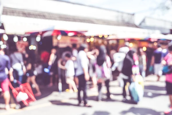 Gente comprando en feria de mercado — Foto de Stock