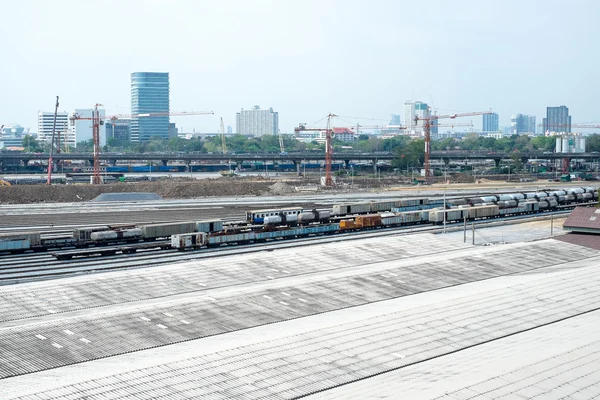 Underconstruction spoorweg met stad achtergrond — Stockfoto