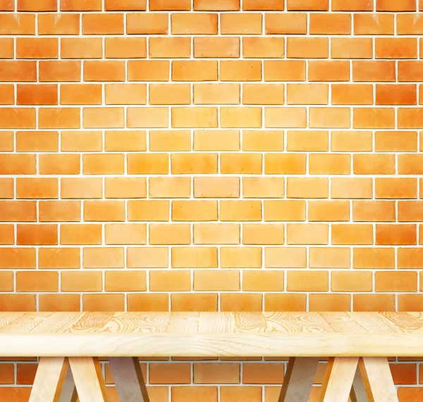 Mesa y grunge pared de ladrillo naranja — Foto de Stock