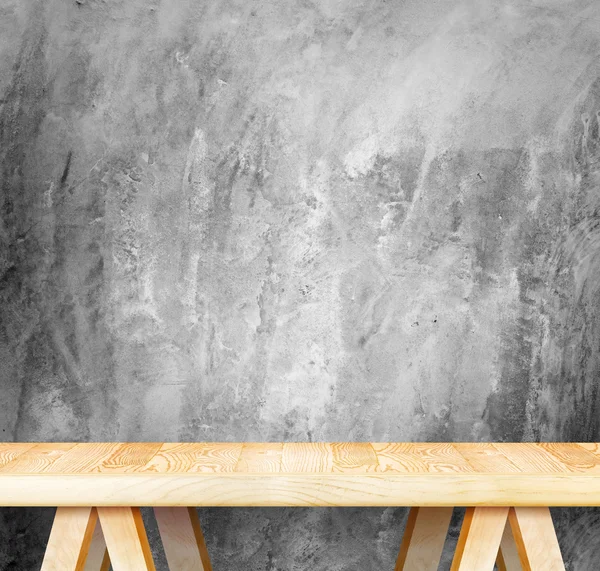 Стол и гранж бетонная стена — стоковое фото