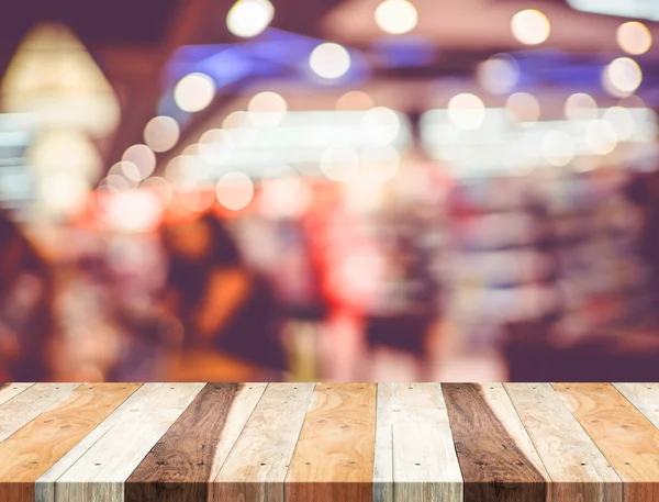 Mesa de madera y cafetería borrosa — Foto de Stock