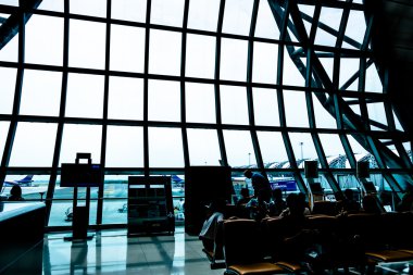 Yolcu uçuş havaalanında bekliyor