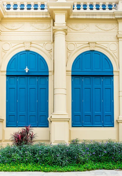 Блакитні двері з римським стилем — стокове фото