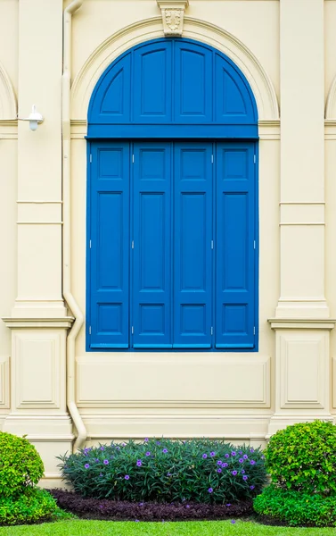 Голубая дверь в римском стиле — стоковое фото