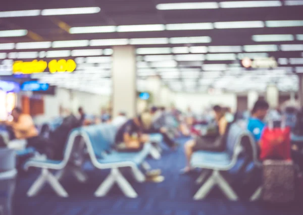 Avião de passageiros na placa de sinalização de voo — Fotografia de Stock