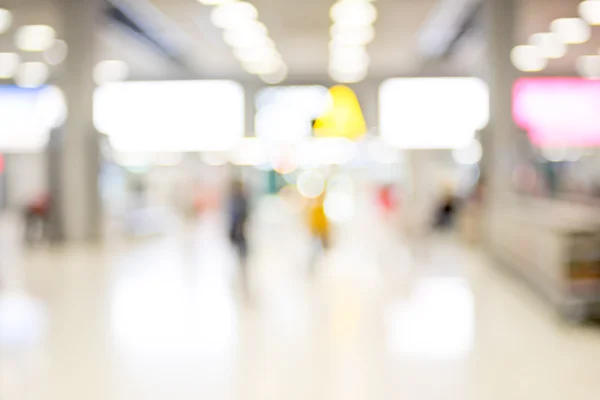 Passageiro à espera de voo no aeroporto — Fotografia de Stock