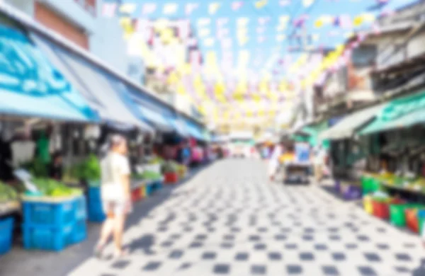 Menschen kaufen auf dem Markt ein — Stockfoto