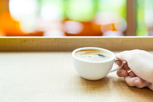 Taza de café expreso sobre mesa de madera — Foto de Stock