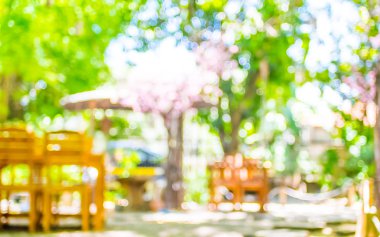 Ahşap tablolar ile bahçede açık kafe