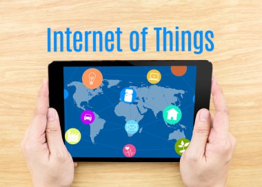 Şeylerin Internet ile el holding tablet