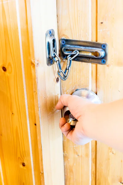 Puerta perilla en la habitación de madera — Foto de Stock