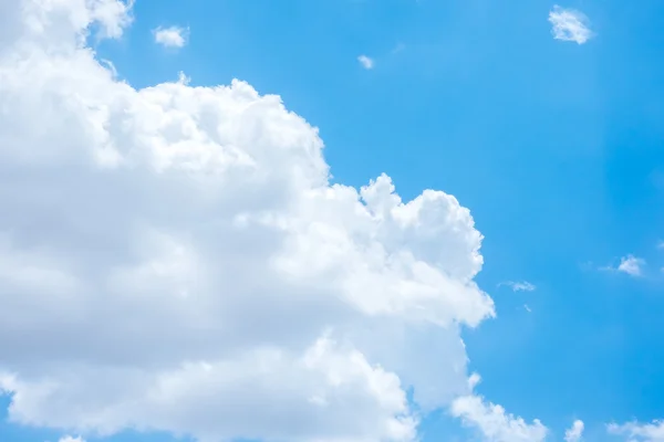 Céu azul e nuvens — Fotografia de Stock