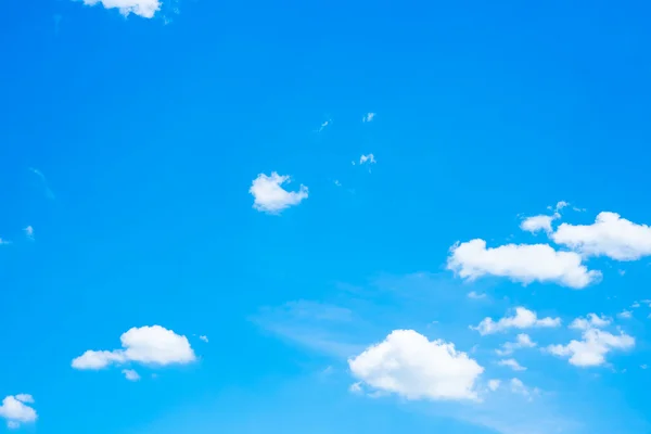 Cielo blu tacchetta con nuvola — Foto Stock