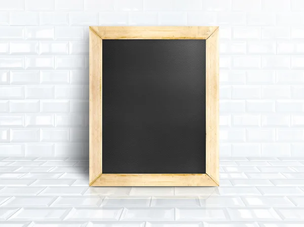 黑板在白色瓷砖陶瓷房间 — 图库照片