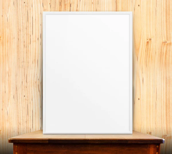 Lege witte frame op houten tafel — Stockfoto