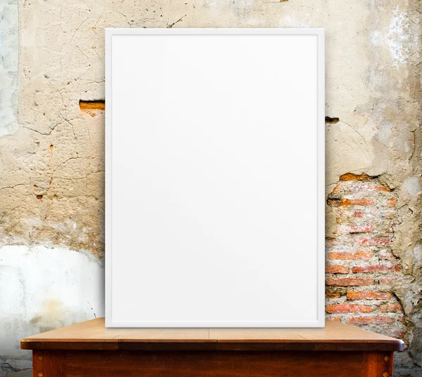 Marco blanco vacío en mesa de madera — Foto de Stock