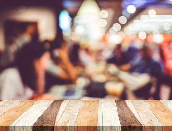 Mesa de madera vacía y cafetería borrosa — Foto de Stock