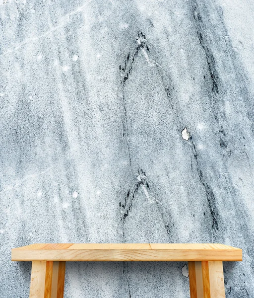 Tavolo in legno a muro di pietra — Foto Stock